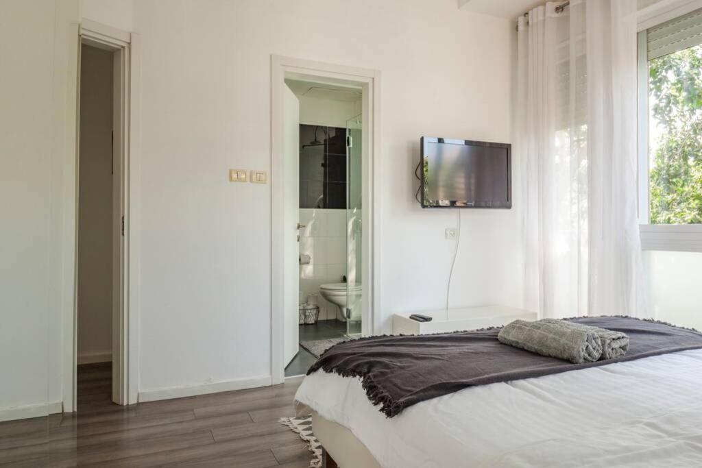Big Apartment Next To Gordon Beach Plus Free Parking Tel Awiw Zewnętrze zdjęcie