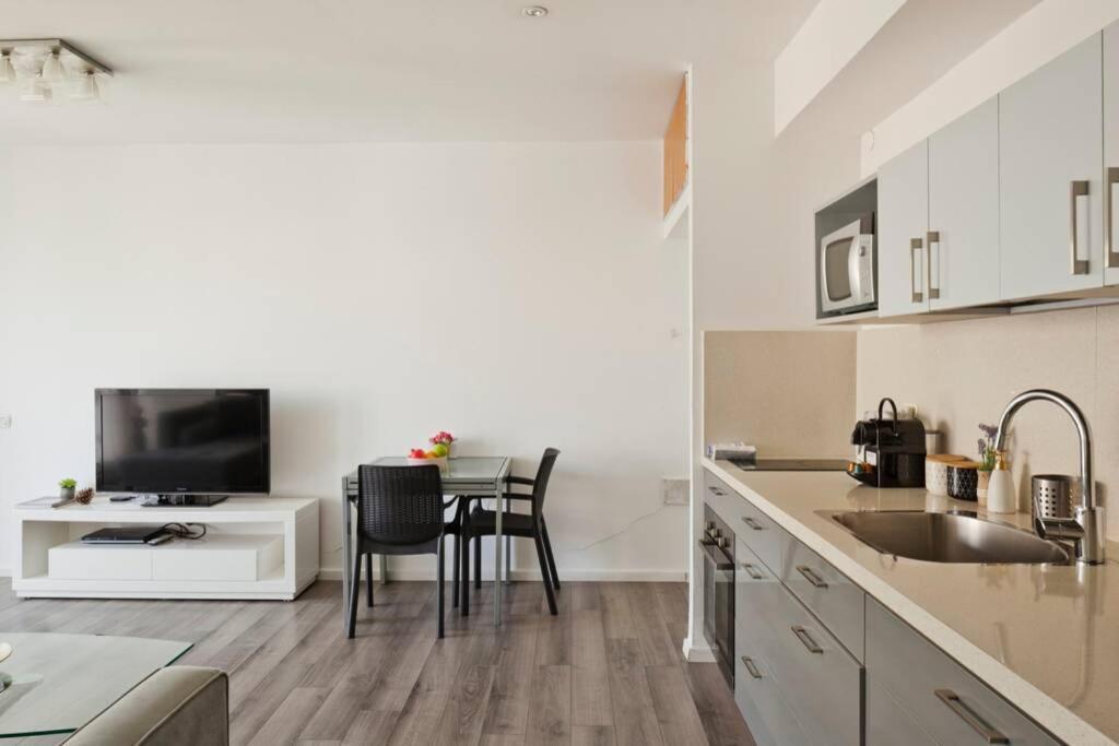 Big Apartment Next To Gordon Beach Plus Free Parking Tel Awiw Zewnętrze zdjęcie